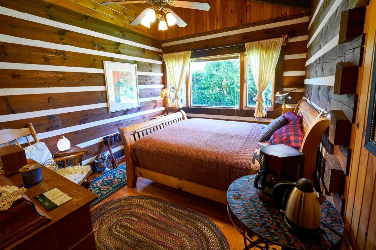 Creekwalk Inn Bed And Breakfast With Cabins Cosby Екстериор снимка
