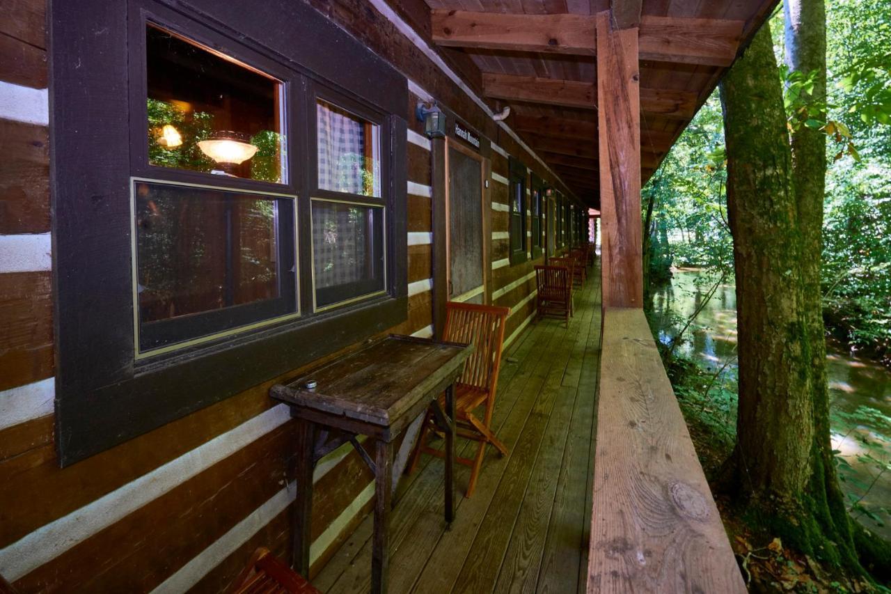 Creekwalk Inn Bed And Breakfast With Cabins Cosby Екстериор снимка