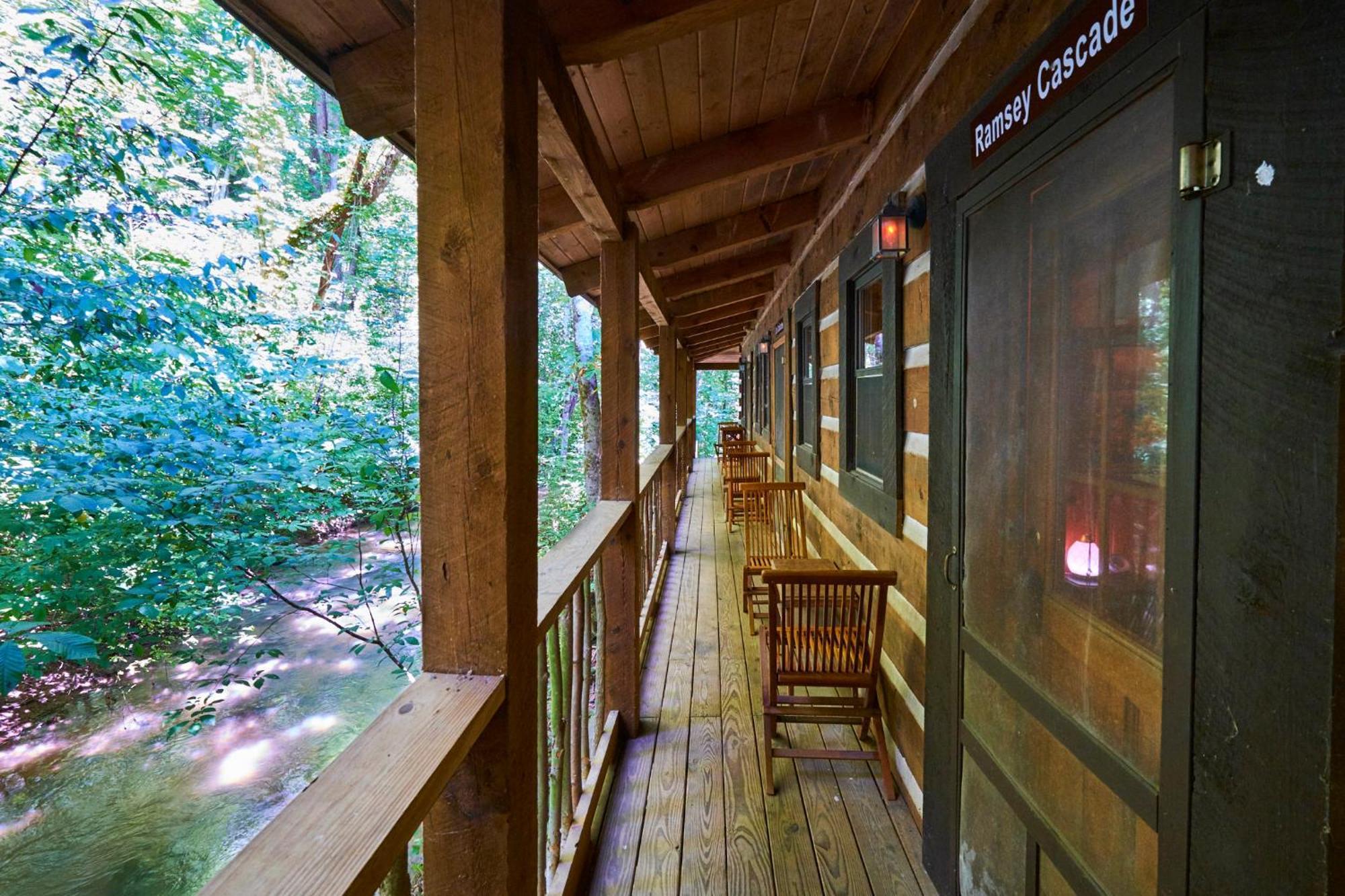 Creekwalk Inn Bed And Breakfast With Cabins Cosby Екстериор снимка