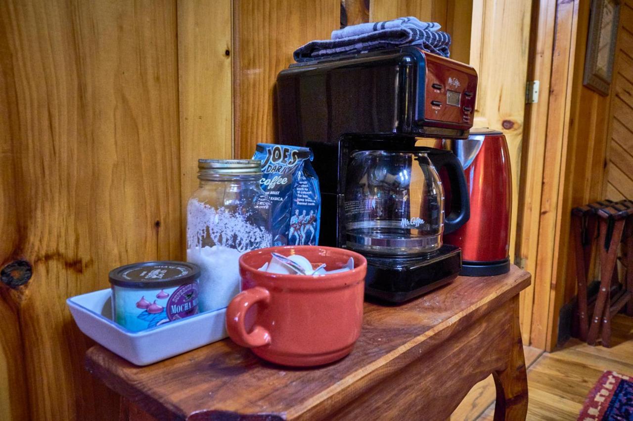 Creekwalk Inn Bed And Breakfast With Cabins Cosby Екстериор снимка