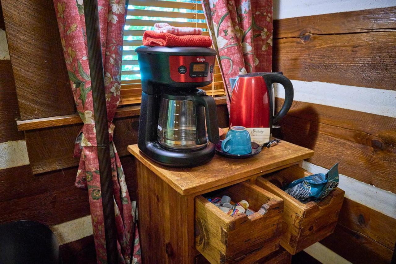Creekwalk Inn Bed And Breakfast With Cabins Cosby Екстериор снимка
