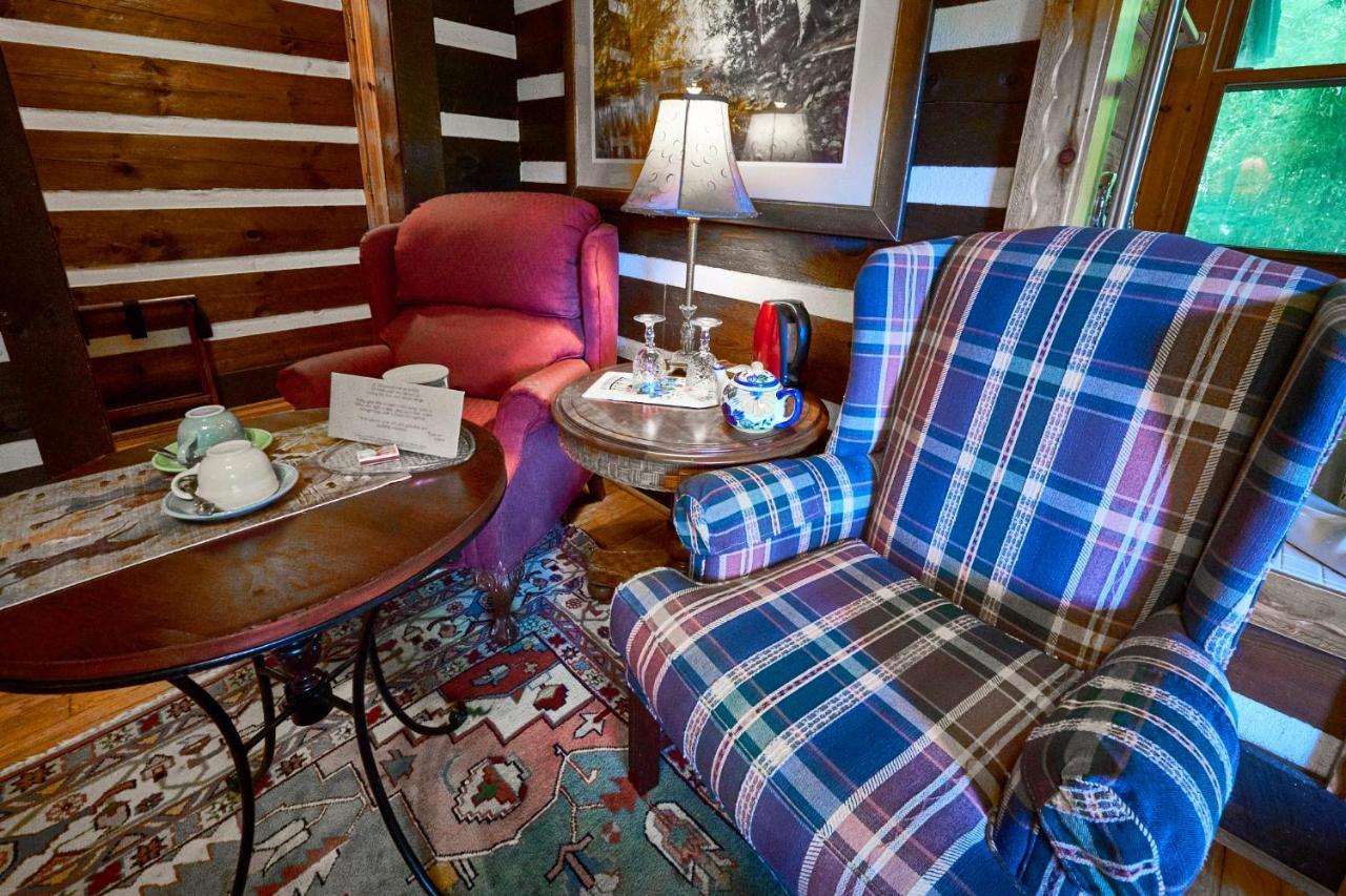 Creekwalk Inn Bed And Breakfast With Cabins Cosby Екстериор снимка