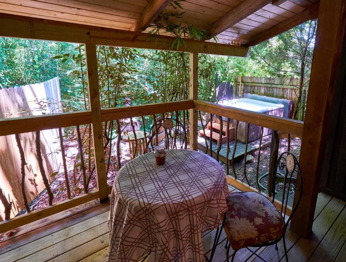 Creekwalk Inn Bed And Breakfast With Cabins Cosby Екстериор снимка