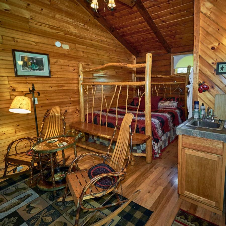 Creekwalk Inn Bed And Breakfast With Cabins Cosby Екстериор снимка