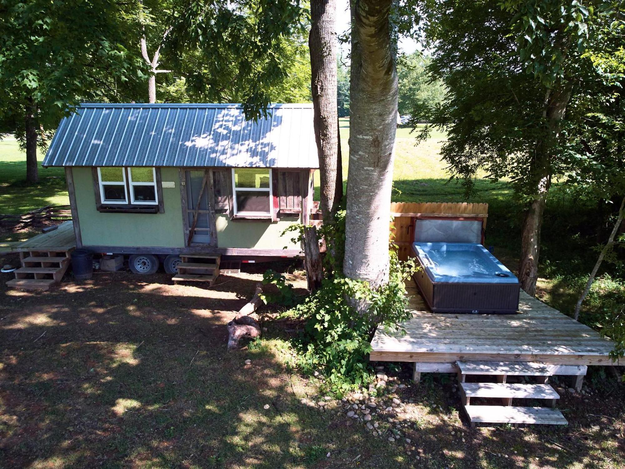 Creekwalk Inn Bed And Breakfast With Cabins Cosby Екстериор снимка