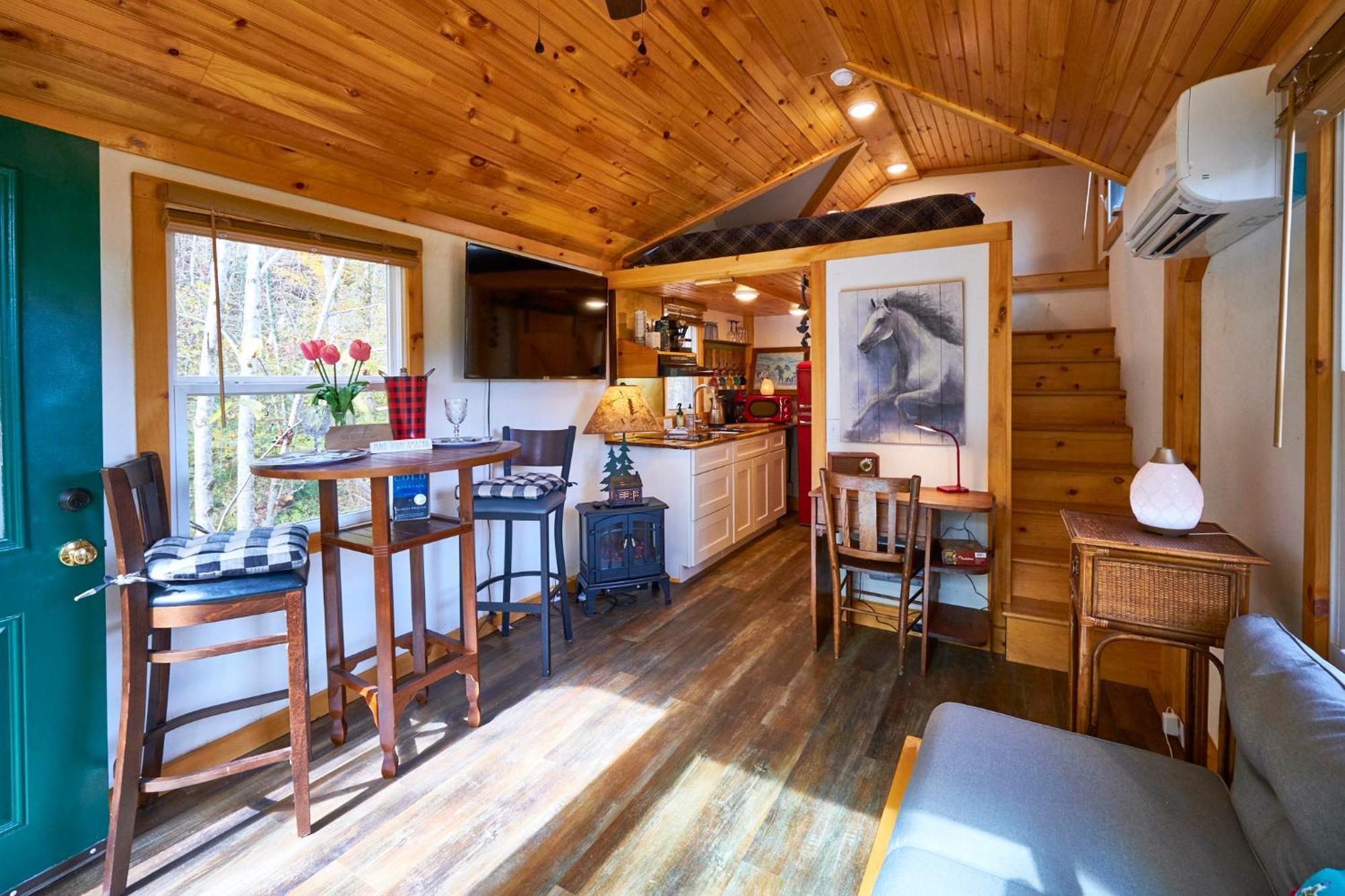 Creekwalk Inn Bed And Breakfast With Cabins Cosby Екстериор снимка